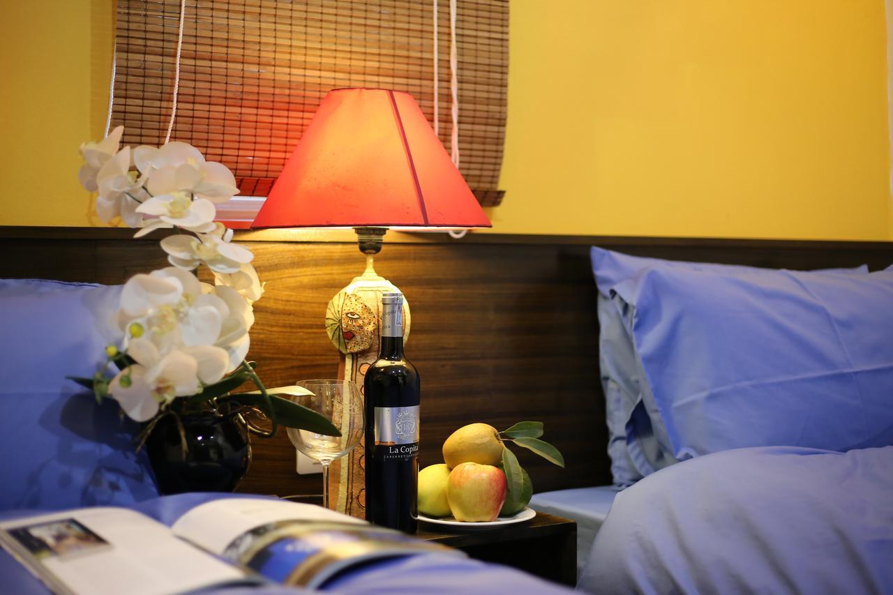 Tuti Lakeside Homestay Hanoi Bagian luar foto